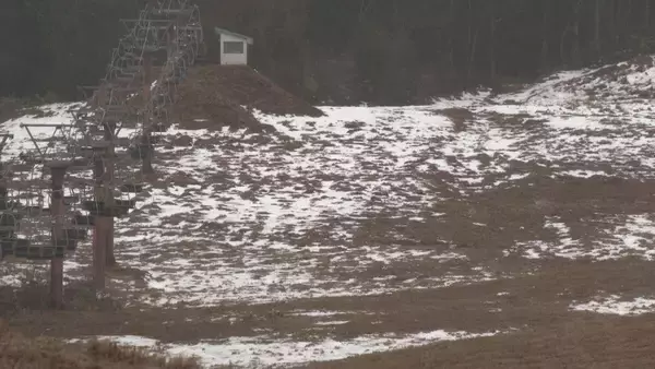 「スキー場が雪不足でオープン延期 ｢1センチでも多く雪が降ってくれれば｣ 場内のカフェやレストランも営業を見送りに 岐阜･飛騨市」の画像