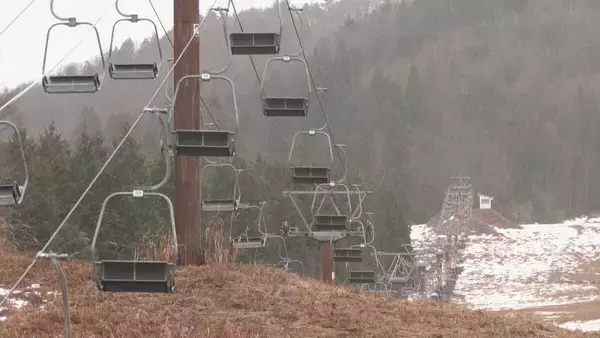 「スキー場が雪不足でオープン延期 ｢1センチでも多く雪が降ってくれれば｣ 場内のカフェやレストランも営業を見送りに 岐阜･飛騨市」の画像