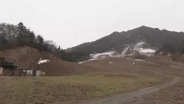 「スキー場が雪不足でオープン延期 ｢1センチでも多く雪が降ってくれれば｣ 場内のカフェやレストランも営業を見送りに 岐阜･飛騨市」の画像