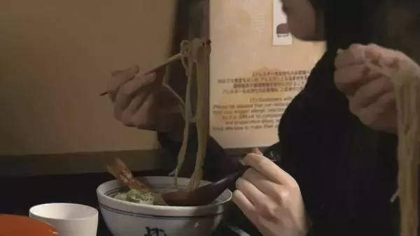 「老舗店も年越しそばで賑わう 大みそかの岐阜・高山市 古い町並みの「手打ちそば恵比寿」」の画像