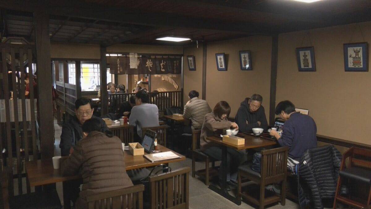 老舗店も年越しそばで賑わう 大みそかの岐阜・高山市 古い町並みの「手打ちそば恵比寿」