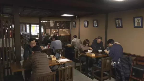 「老舗店も年越しそばで賑わう 大みそかの岐阜・高山市 古い町並みの「手打ちそば恵比寿」」の画像