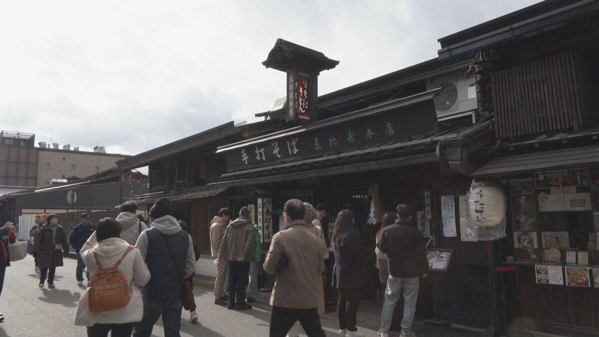 老舗店も年越しそばで賑わう 大みそかの岐阜・高山市 古い町並みの「手打ちそば恵比寿」