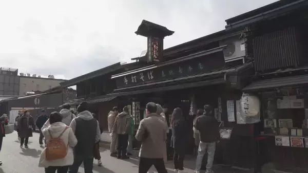 「老舗店も年越しそばで賑わう 大みそかの岐阜・高山市 古い町並みの「手打ちそば恵比寿」」の画像