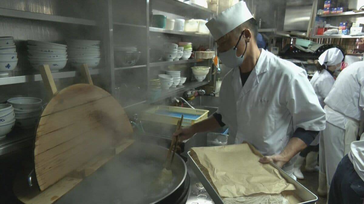 老舗店も年越しそばで賑わう 大みそかの岐阜・高山市 古い町並みの「手打ちそば恵比寿」