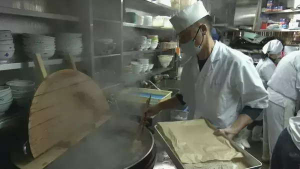 「老舗店も年越しそばで賑わう 大みそかの岐阜・高山市 古い町並みの「手打ちそば恵比寿」」の画像