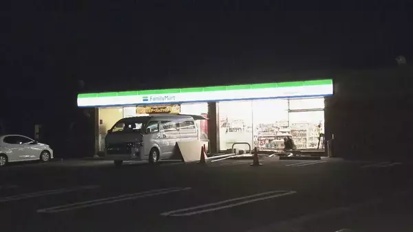 愛知・豊橋市のコンビニに車突っ込む　店の外にいた男性がはねられ脚にけが
