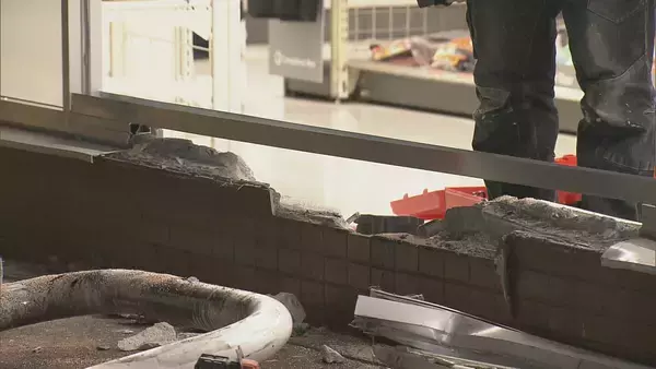 「愛知・豊橋市のコンビニに車突っ込む　店の外にいた男性がはねられ脚にけが」の画像