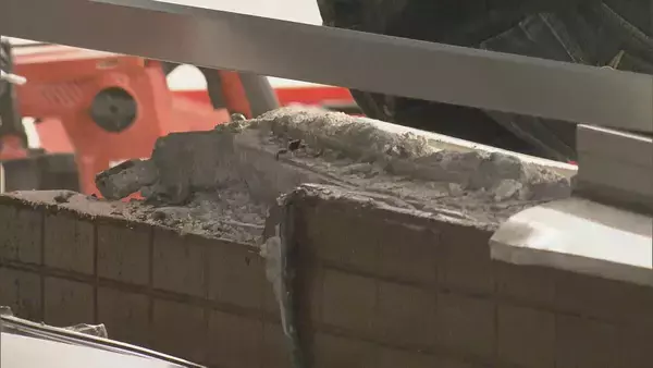 「愛知・豊橋市のコンビニに車突っ込む　店の外にいた男性がはねられ脚にけが」の画像