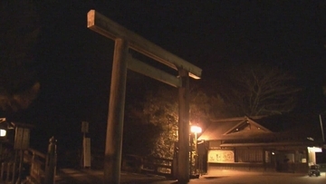 鳥居からの日の出…  伊勢神宮に夜明け前から大集結 ｢元旦に見る朝日とはまた違う｣ 冬至前後は毎年大勢の人が 三重