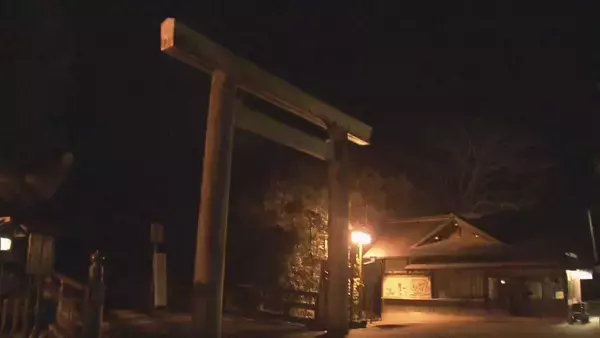 鳥居からの日の出…  伊勢神宮に夜明け前から大集結 ｢元旦に見る朝日とはまた違う｣ 冬至前後は毎年大勢の人が 三重
