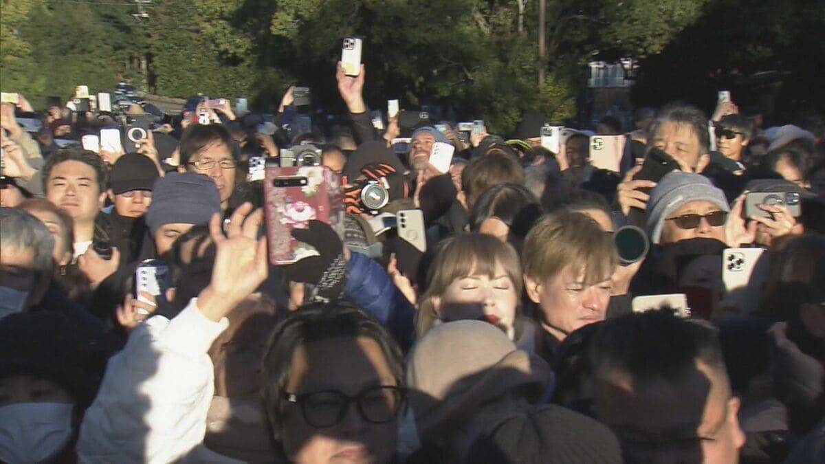 鳥居からの日の出…  伊勢神宮に夜明け前から大集結 ｢元旦に見る朝日とはまた違う｣ 冬至前後は毎年大勢の人が 三重