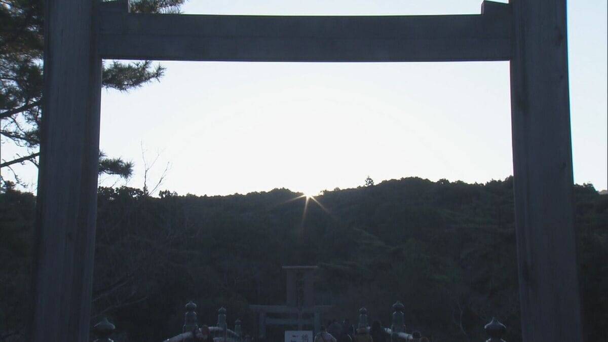 鳥居からの日の出…  伊勢神宮に夜明け前から大集結 ｢元旦に見る朝日とはまた違う｣ 冬至前後は毎年大勢の人が 三重