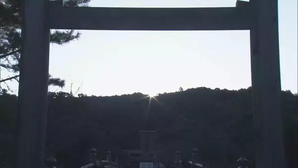 「鳥居からの日の出…  伊勢神宮に夜明け前から大集結 ｢元旦に見る朝日とはまた違う｣ 冬至前後は毎年大勢の人が 三重」の画像