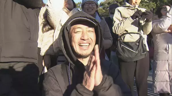 「鳥居からの日の出…  伊勢神宮に夜明け前から大集結 ｢元旦に見る朝日とはまた違う｣ 冬至前後は毎年大勢の人が 三重」の画像