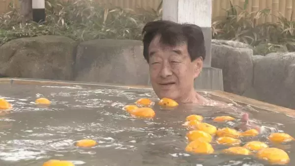 「鳥居からの日の出…  伊勢神宮に夜明け前から大集結 ｢元旦に見る朝日とはまた違う｣ 冬至前後は毎年大勢の人が 三重」の画像