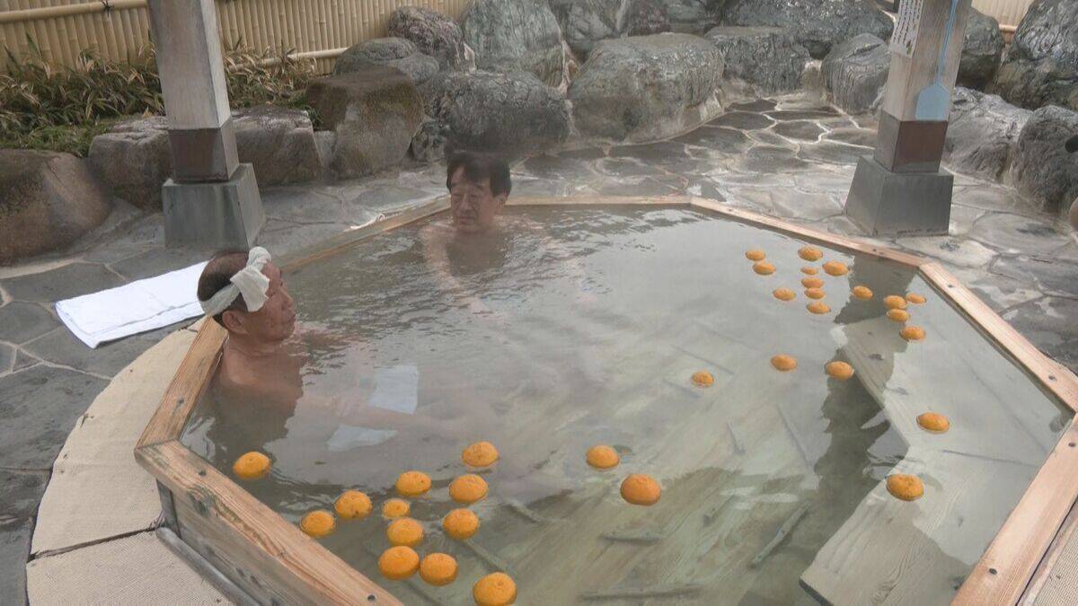 鳥居からの日の出…  伊勢神宮に夜明け前から大集結 ｢元旦に見る朝日とはまた違う｣ 冬至前後は毎年大勢の人が 三重