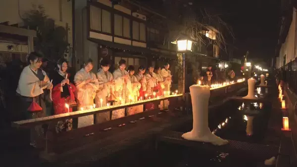 着物姿で和ろうそくに願いを… 200年以上続く冬の風物詩 ｢三寺まいり｣ 縁結びの行事としても知られる 岐阜･飛騨市古川町