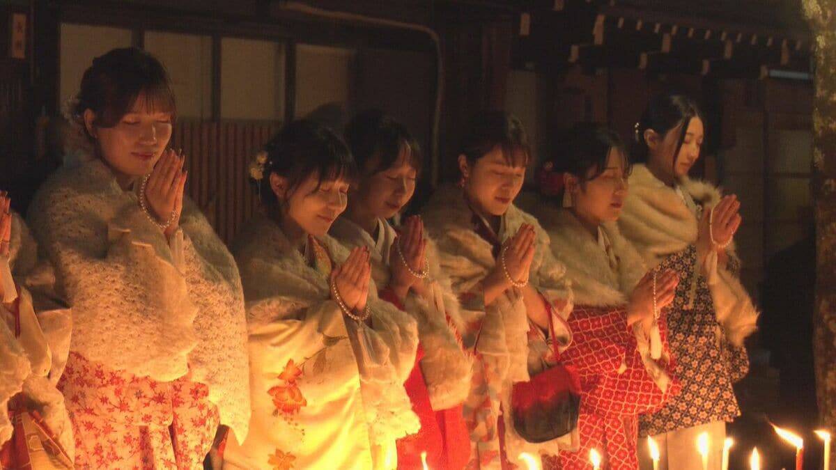 着物姿で和ろうそくに願いを… 200年以上続く冬の風物詩 ｢三寺まいり｣ 縁結びの行事としても知られる 岐阜･飛騨市古川町