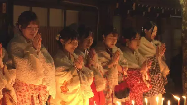「着物姿で和ろうそくに願いを… 200年以上続く冬の風物詩 ｢三寺まいり｣ 縁結びの行事としても知られる 岐阜･飛騨市古川町」の画像