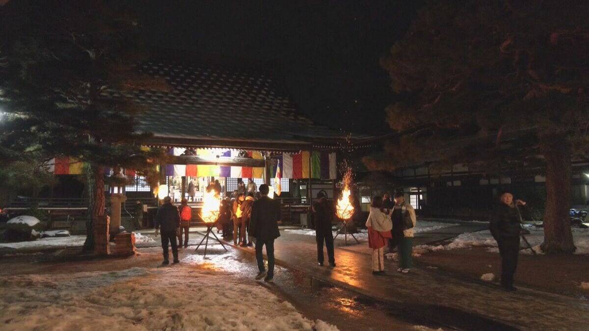 着物姿で和ろうそくに願いを… 200年以上続く冬の風物詩 ｢三寺まいり｣ 縁結びの行事としても知られる 岐阜･飛騨市古川町
