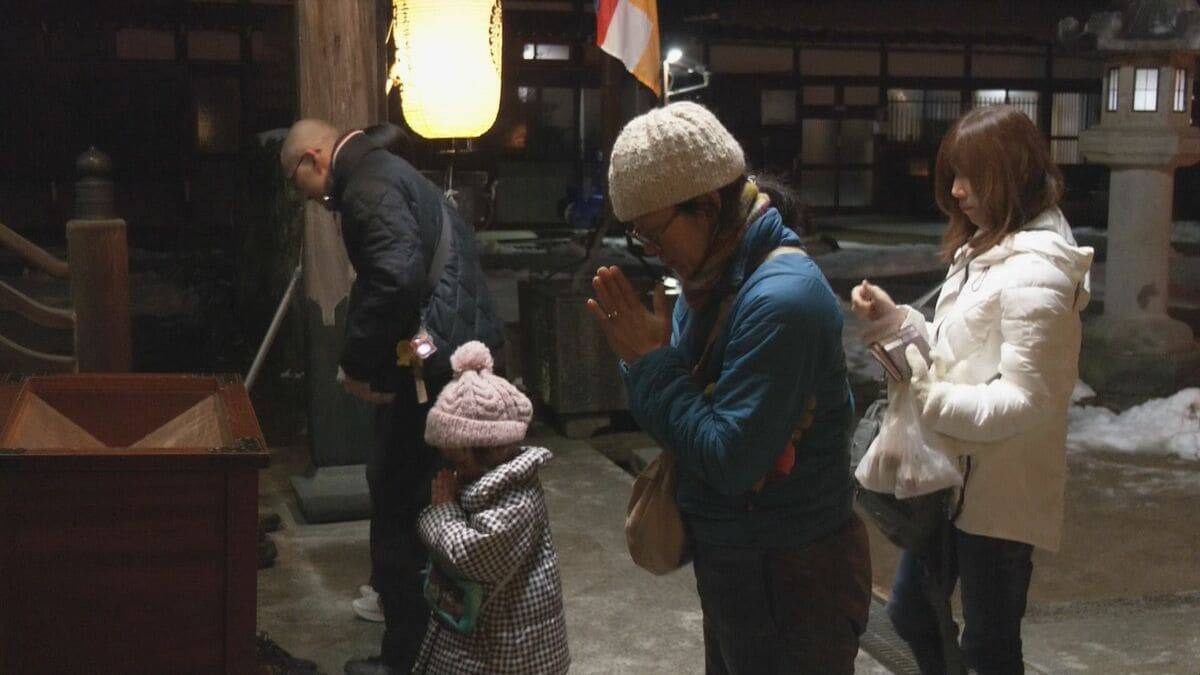 着物姿で和ろうそくに願いを… 200年以上続く冬の風物詩 ｢三寺まいり｣ 縁結びの行事としても知られる 岐阜･飛騨市古川町
