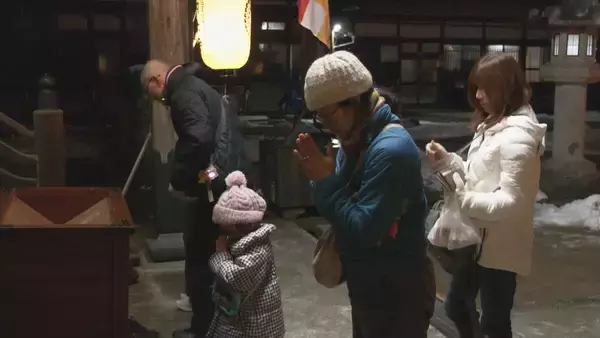 「着物姿で和ろうそくに願いを… 200年以上続く冬の風物詩 ｢三寺まいり｣ 縁結びの行事としても知られる 岐阜･飛騨市古川町」の画像