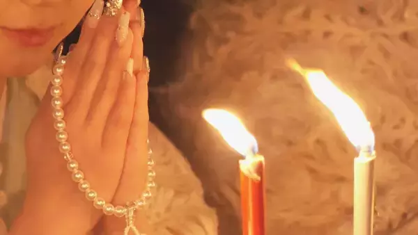 「着物姿で和ろうそくに願いを… 200年以上続く冬の風物詩 ｢三寺まいり｣ 縁結びの行事としても知られる 岐阜･飛騨市古川町」の画像