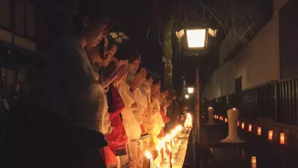 「着物姿で和ろうそくに願いを… 200年以上続く冬の風物詩 ｢三寺まいり｣ 縁結びの行事としても知られる 岐阜･飛騨市古川町」の画像