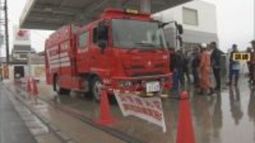 大規模災害を想定し非常用発電機で緊急車両に給油訓練　三重県桑名市でガソリンスタンド従業員が参加