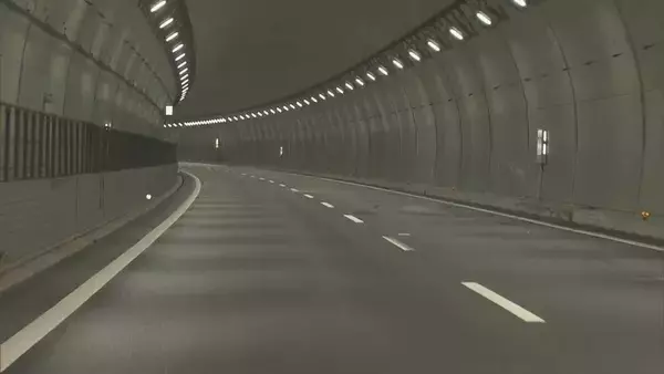 「運転席にあった缶には｢お酒｣の文字が… 新東名高速のトンネル内でトラックを酒気帯び運転し衝突 自身のトラックが横転 65歳男を現行犯逮捕」の画像