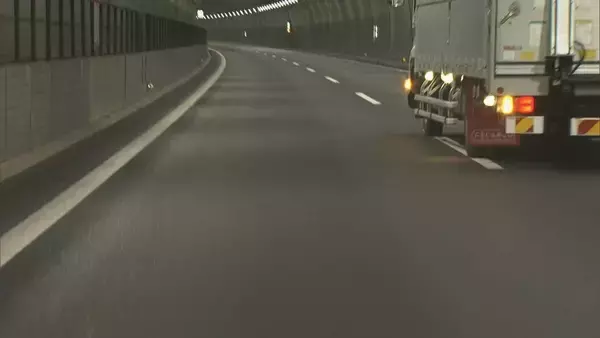 「運転席にあった缶には｢お酒｣の文字が… 新東名高速のトンネル内でトラックを酒気帯び運転し衝突 自身のトラックが横転 65歳男を現行犯逮捕」の画像