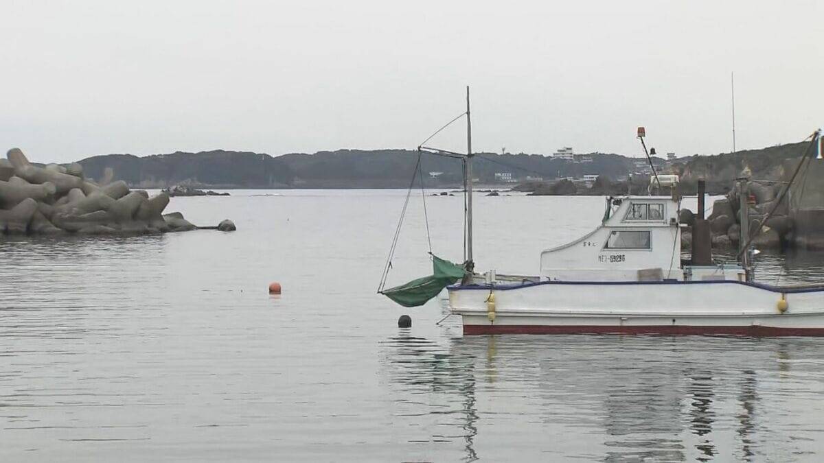 ｢船がぱーんって真っ二つに｣ 貨物船と釣り船が衝突 2人心肺停止 救助された13人は60～80代の男性 三重･鳥羽市沖