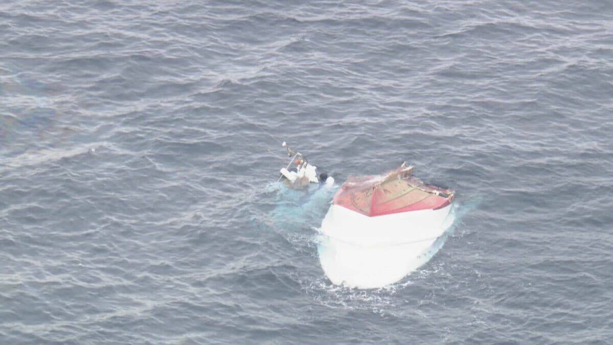 ｢船がぱーんって真っ二つに｣ 貨物船と釣り船が衝突 2人心肺停止 救助された13人は60～80代の男性 三重･鳥羽市沖