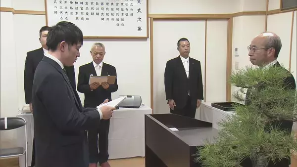 「毎朝6時起きで祭式作法などの講義を受ける… 神職を育成する“伊勢神宮の研修所”で卒業式 2年間の修養終えた2人の学生」の画像