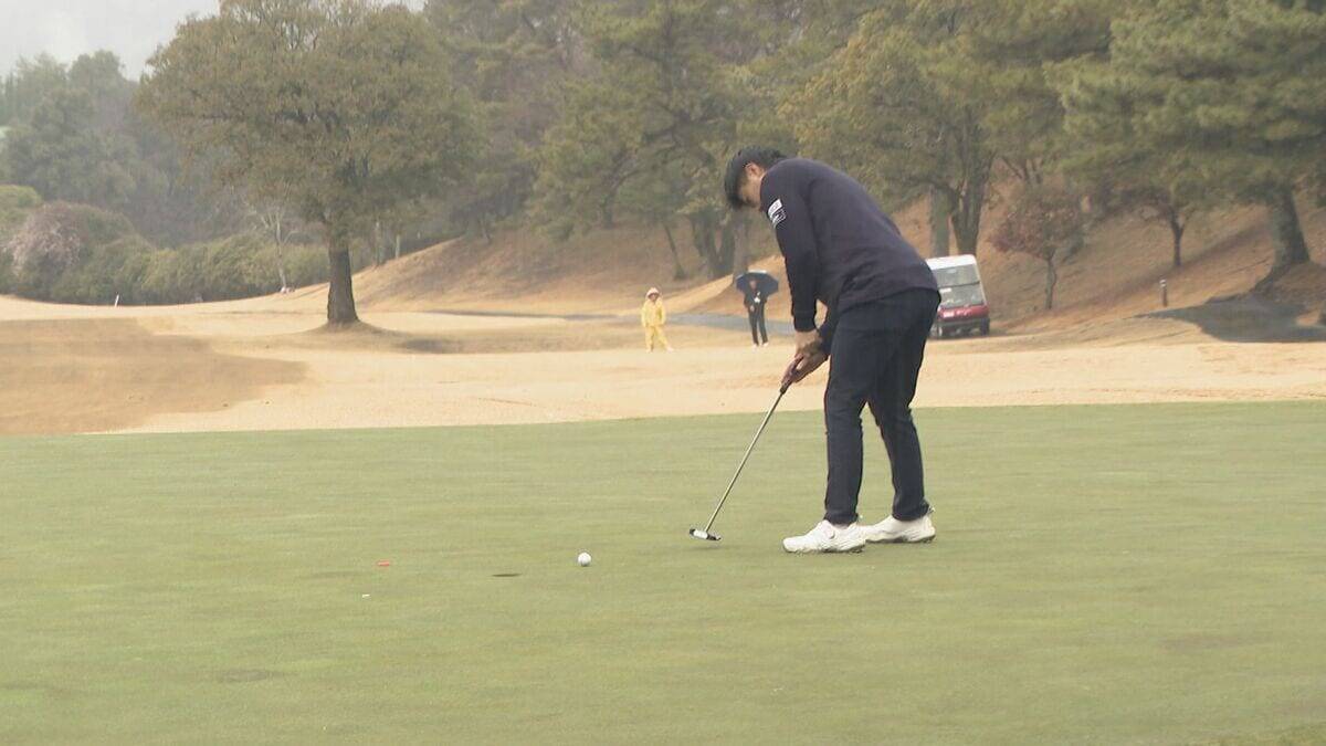 ｢中日クラウンズ｣出場権をかけたゴルフ大会始まる 全国からプロアマ119人が出場し雨の中熱戦  岐阜･可児市