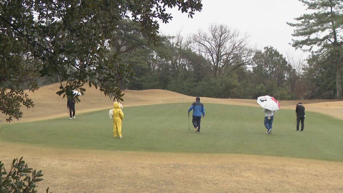 ｢中日クラウンズ｣出場権をかけたゴルフ大会始まる 全国からプロアマ119人が出場し雨の中熱戦  岐阜･可児市