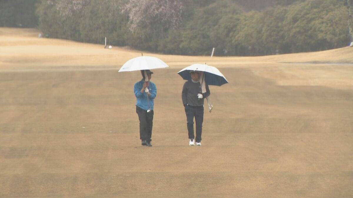｢中日クラウンズ｣出場権をかけたゴルフ大会始まる 全国からプロアマ119人が出場し雨の中熱戦  岐阜･可児市