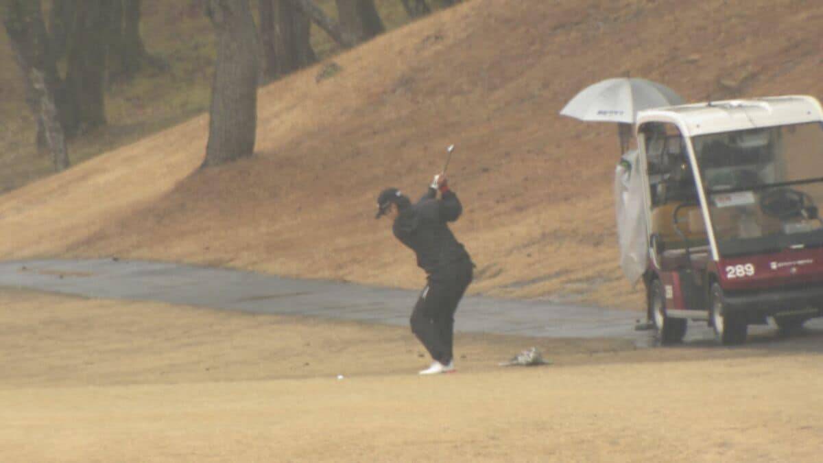 ｢中日クラウンズ｣出場権をかけたゴルフ大会始まる 全国からプロアマ119人が出場し雨の中熱戦  岐阜･可児市
