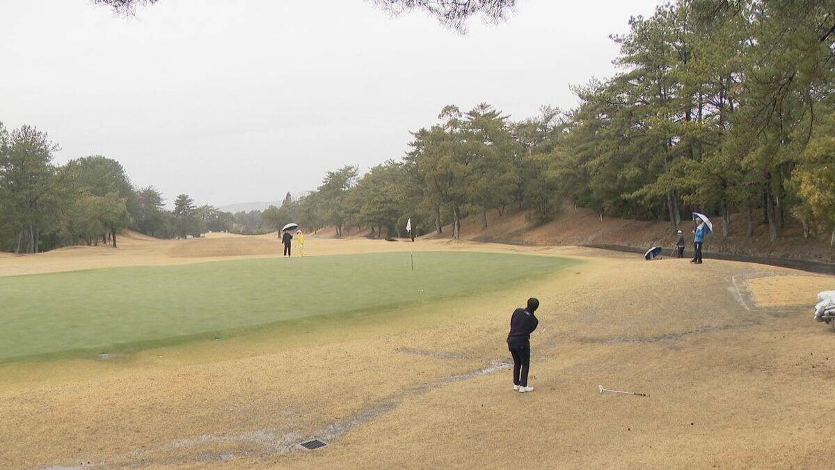 ｢中日クラウンズ｣出場権をかけたゴルフ大会始まる 全国からプロアマ119人が出場し雨の中熱戦  岐阜･可児市