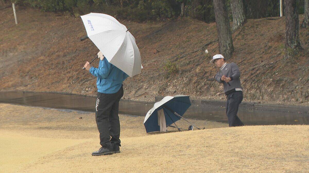 ｢中日クラウンズ｣出場権をかけたゴルフ大会始まる 全国からプロアマ119人が出場し雨の中熱戦  岐阜･可児市