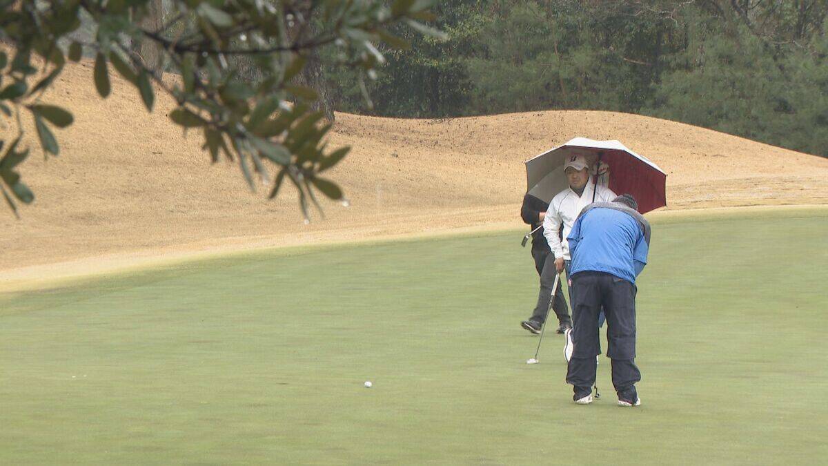 ｢中日クラウンズ｣出場権をかけたゴルフ大会始まる 全国からプロアマ119人が出場し雨の中熱戦  岐阜･可児市