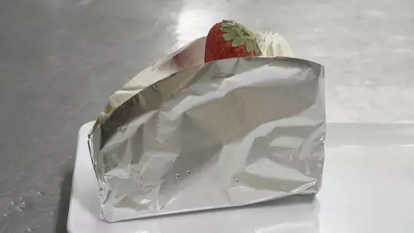 「保冷剤が足りない… プリン容器もケーキのフィルムにも中東情勢の影響 洋菓子店｢クーラーボックス持参になることもあり得る｣」の画像