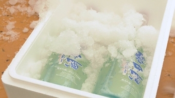 夏の贈り物として人気の“雪中酒” 真夏に本物の雪… ｢溶けないように早く｣ 汗だくで出荷作業 岐阜･飛騨市