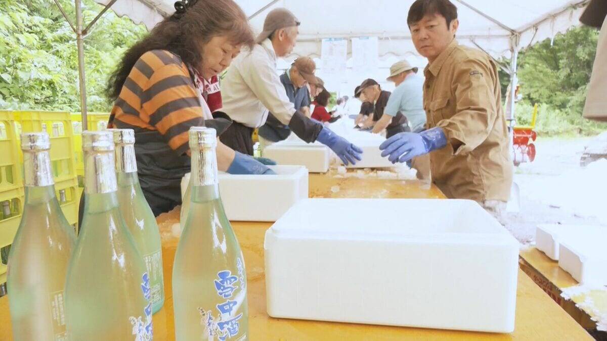夏の贈り物として人気の“雪中酒” 真夏に本物の雪… ｢溶けないように早く｣ 汗だくで出荷作業 岐阜･飛騨市