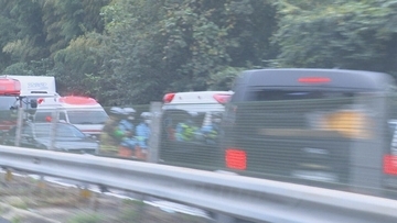 中央道で車3台がからむ事故 1人軽傷 追い越し車線に止まった車に後続車が次々と衝突 下り線「恵那IC」と「瑞浪IC」の間が一時通行止めに 岐阜県
