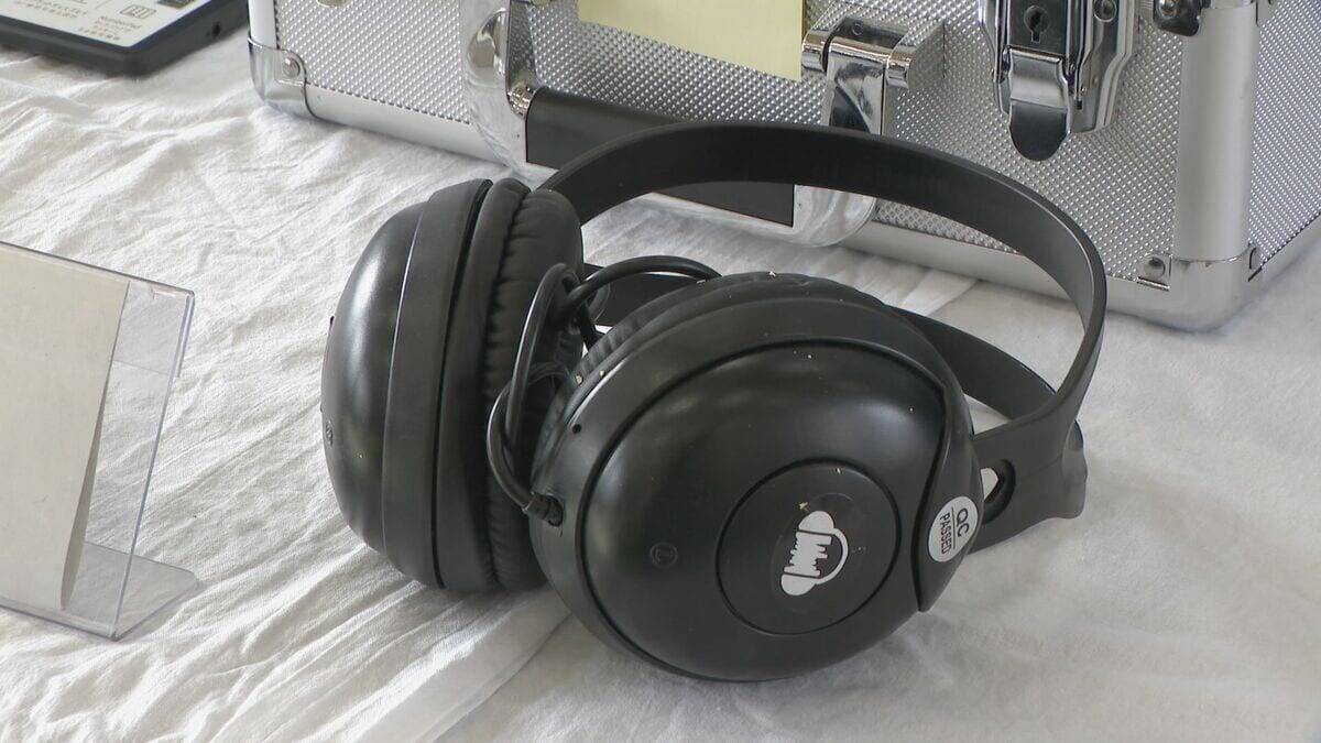 ヘッドホンを装着し脳波を測定… 被害額16億円以上の“巨額詐欺事件”摘発の瞬間 男2人を逮捕 ｢健康器具の海外レンタル事業で利益出る｣