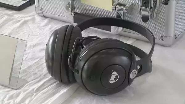 「ヘッドホンを装着し脳波を測定… 被害額16億円以上の“巨額詐欺事件”摘発の瞬間 男2人を逮捕 ｢健康器具の海外レンタル事業で利益出る｣」の画像