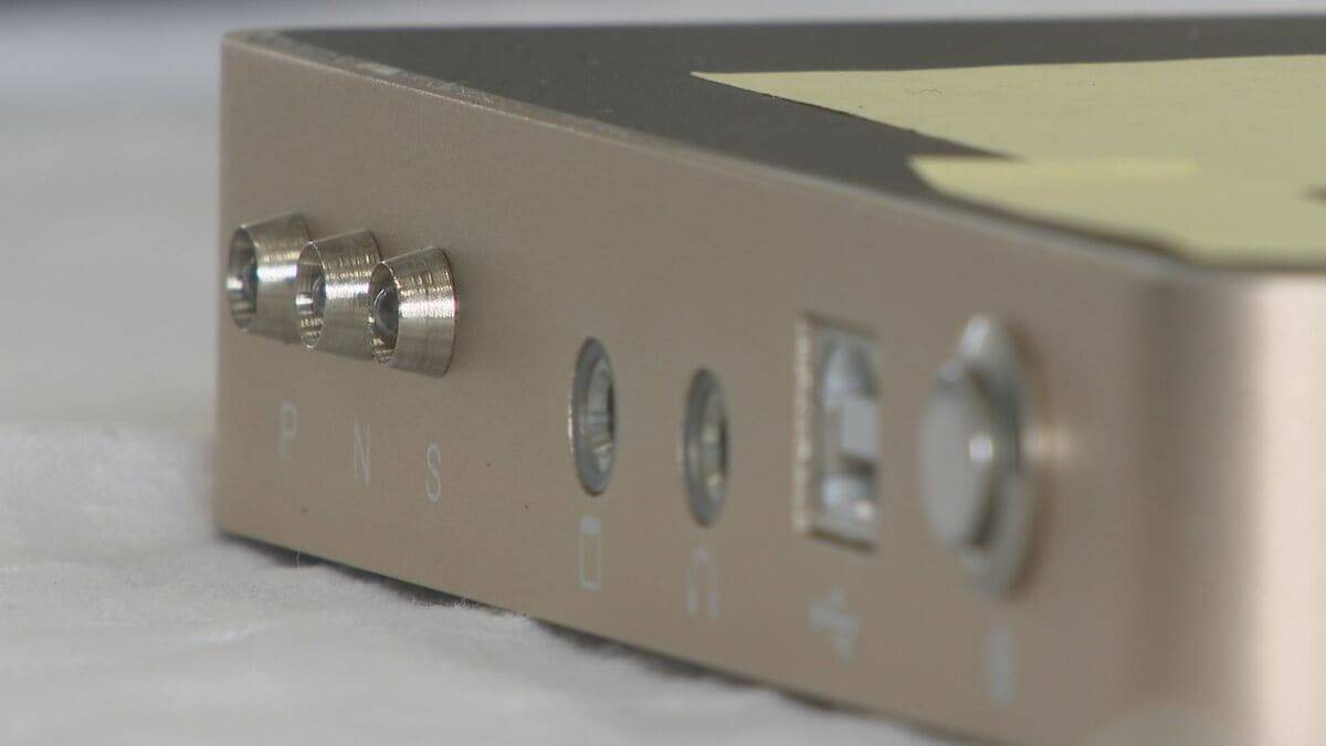 ヘッドホンを装着し脳波を測定… 被害額16億円以上の“巨額詐欺事件”摘発の瞬間 男2人を逮捕 ｢健康器具の海外レンタル事業で利益出る｣