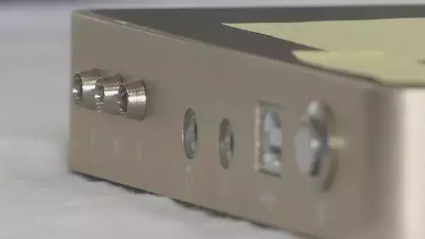 「ヘッドホンを装着し脳波を測定… 被害額16億円以上の“巨額詐欺事件”摘発の瞬間 男2人を逮捕 ｢健康器具の海外レンタル事業で利益出る｣」の画像